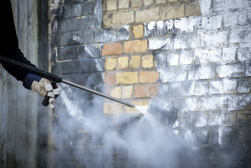Nettoyage à la vapeur d'un mur maçonné, la vapeur décolle les dépôts